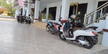 Teras Kantor DPRD Sinjai Dijadikan Tempat Parkir oleh Staf Disorot