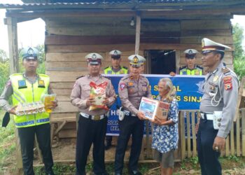 Personel Satlantas Polres Sinjai Berbagi Sembako ke Warga Kurang Mampu