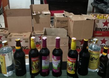 Satreskrim Polres Lutra Amankan Puluhan Botol Miras bersama Pemiliknya
