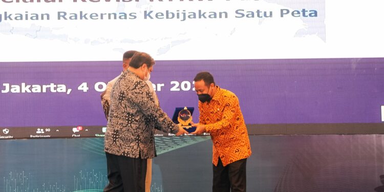 Selesaikan 46.000 Hektar Peta RTRW dalam Setahun, Gubernur Sulsel Dianugerahi Penghargaan