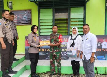 Wujud Sinergitas di HUT TNI ke-77, Kapolsek Baebunta Lutra Beri Kado ke Danramil