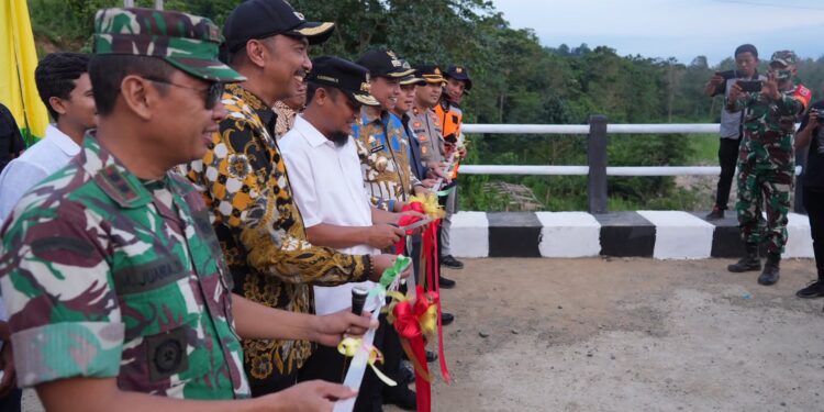 Resmikan Jembatan Lanrenge, Andi Sudirman: Puluhan Tahun Masyarakat Pakai Rakit Seberangkan Hasil Bumi