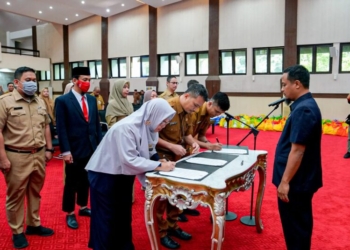 Gubernur Sulawesi Selatan, Andi Sudirman Sulaiman melakukan Pengambilan Sumpah/Janji dan Pelantikan kepada 13 ASN di Lingkup Pemprov Sulsel