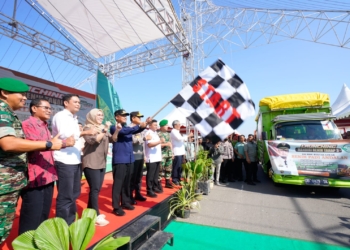 Gubernur Sulawesi Selatan Andi Sudirman Sulaiman melepas secara langsung 70 truk dalam Launching Mandiri Benih Tahap III Tahun 2023